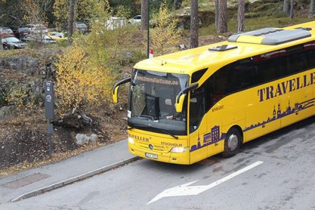 Buss i höstmiljö