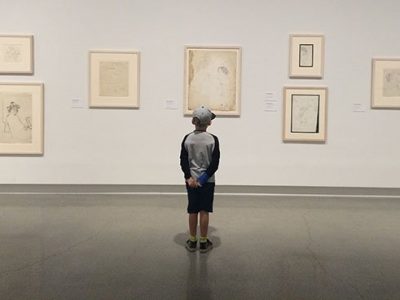 Barn tittar på konst i Artipelags konstmuseum