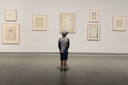 Barn tittar på konst i Artipelags konstmuseum