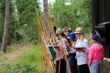 Friluftsmåleri om sommaren på Artipelag