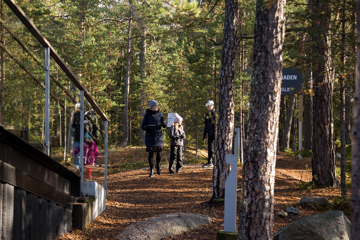 familj på tipspromenad i skogen