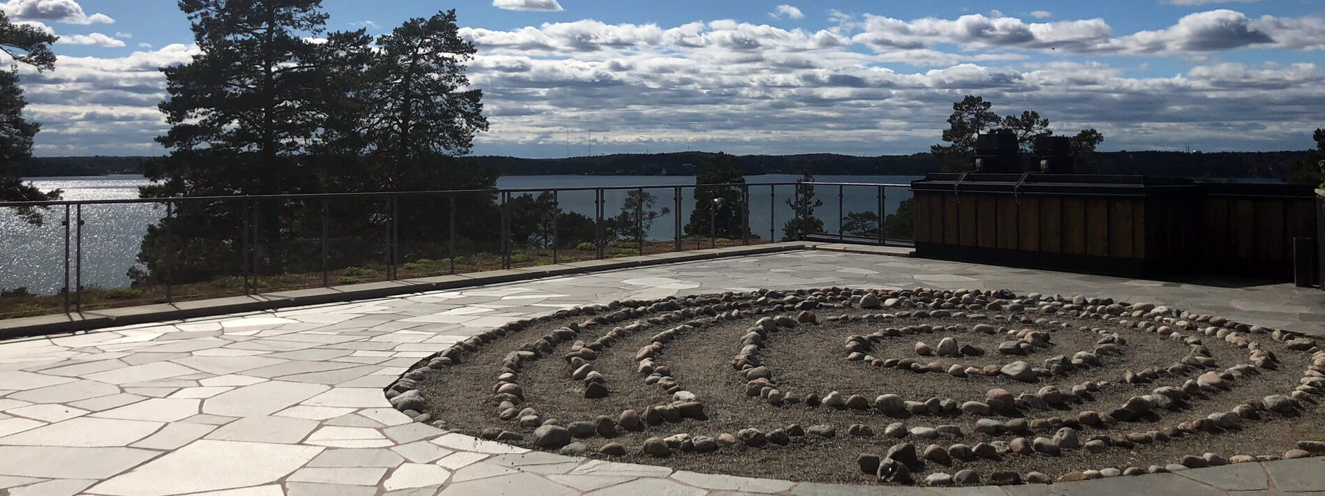 Vy över takterrassen samt Baggensfjärden