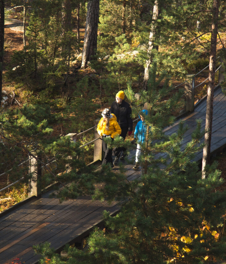 Familj går på tipsrunda på spången.