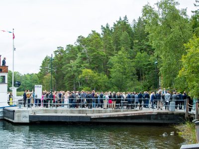 Båt anländer med gäster till bryggan på Artipelag.