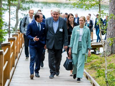 Prins Daniel med sällskap går strandpromenaden på Artipelag.