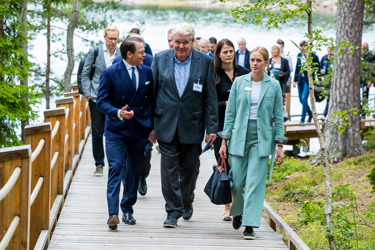 Prins Daniel med sällskap går strandpromenaden på Artipelag.