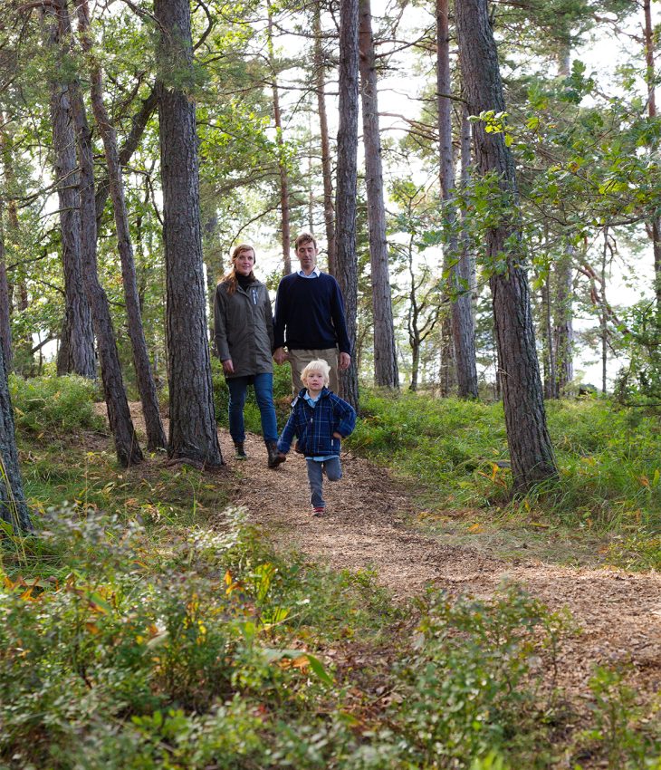 Familj på stig i Artipelags omgivningar