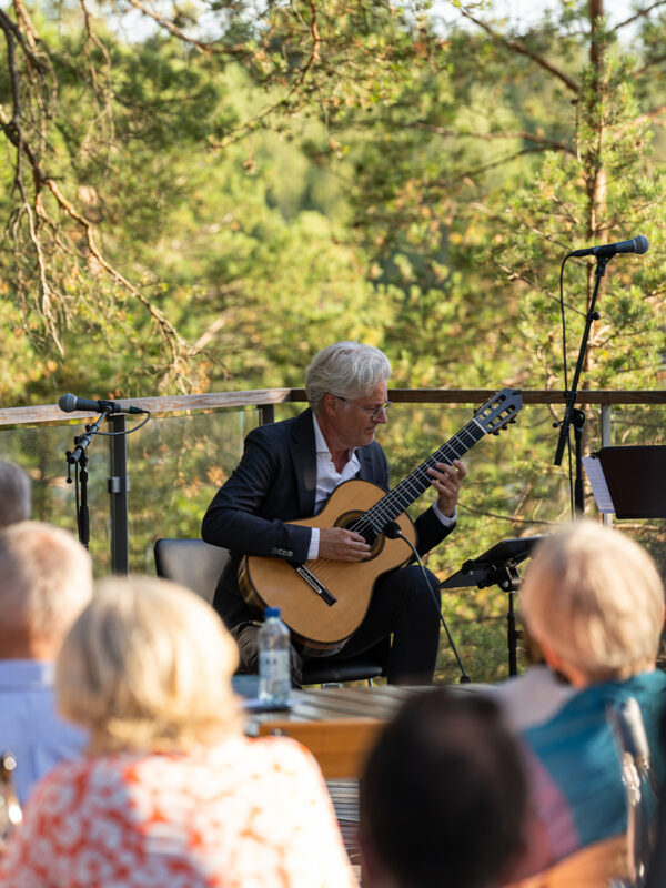 Man spelar gitarr på terassen på Artipelag