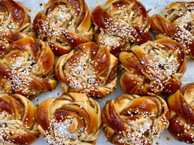 En plåt med nygräddade kanelbullar.