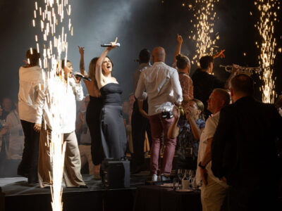 Under Arrow Innovation Awards 2024 sjunger och gester artister på scenen energiskt bland bländande pyrotekniska effekter och fängslar publiken.