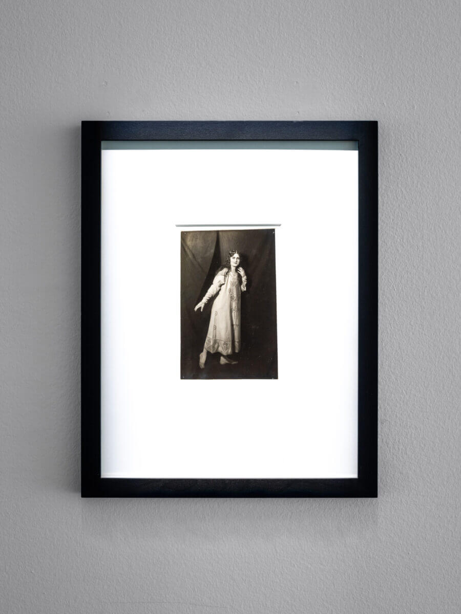 Svartvit bild på Olga Khokhlova. Comte Jean de Strelecki (1882-1947), Portrait d’Olga Khokhlova dans le costume du ballet “L’Oiseau de feu”, 1917. Musée national Picasso-Paris, Don Succession Picasso, 1992. APPH4839. Archives personnelles Pablo Picasso.