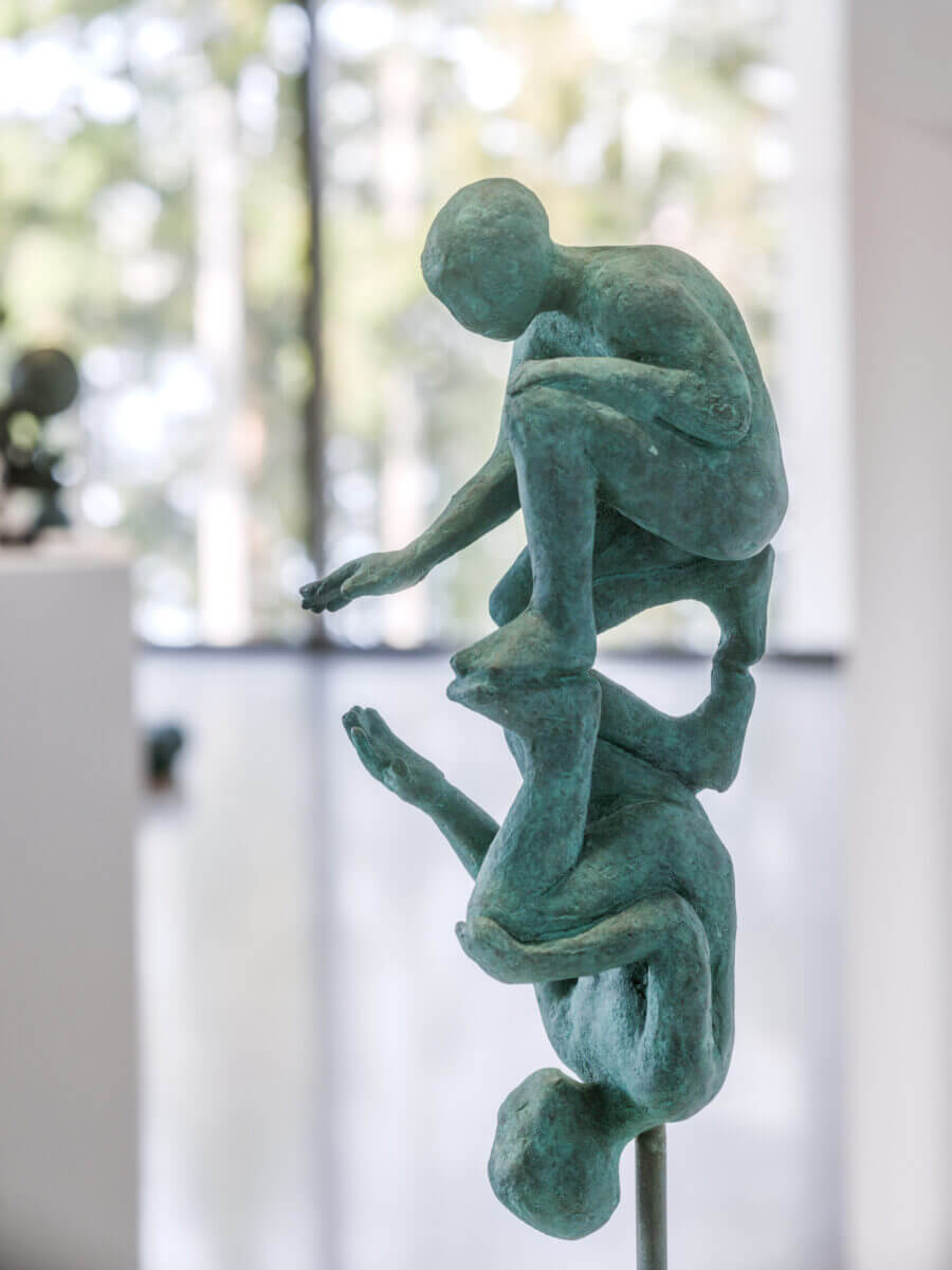 Utställningsbild med skulptur från Fredrik Wretmans utställning på Artipelag.