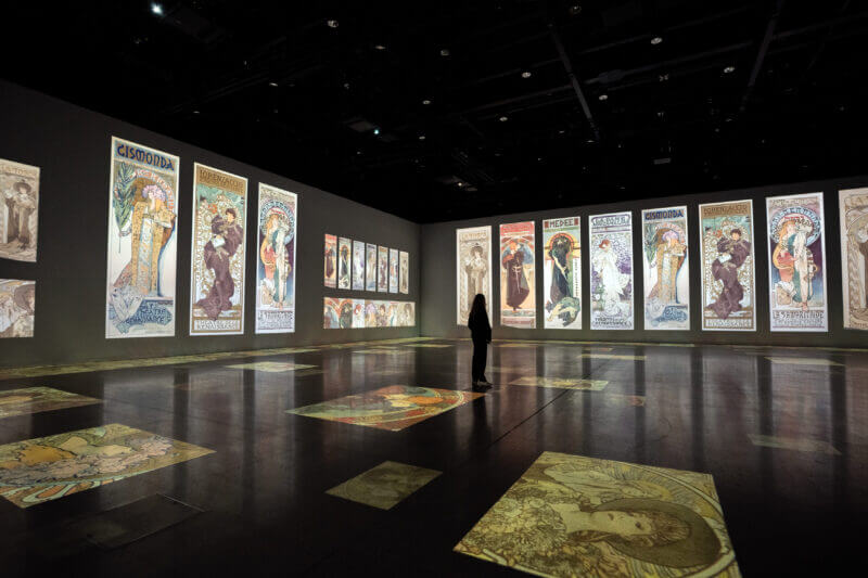 Utställningsbild från den immersiva utställningen MUCHA – Beyond Art Nouveau, på Artipelag.